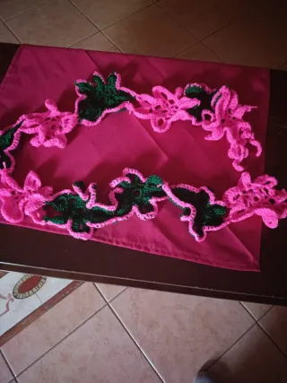 Sciarpa misto lana con fiori fucsia e verde