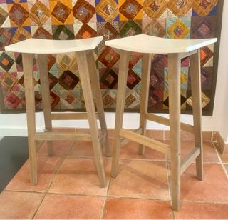 Dos taburetes de diseño madera y blanco