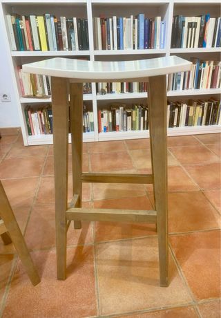 Dos taburetes de diseño madera y blanco