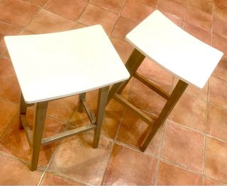 Dos taburetes de diseño madera y blanco