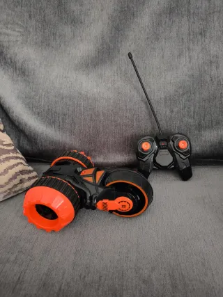 Coche teledirigido naranja y negro