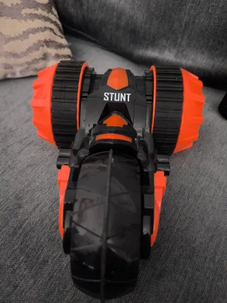 Coche teledirigido naranja y negro