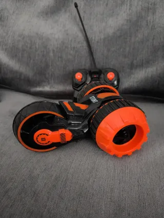 Coche teledirigido naranja y negro