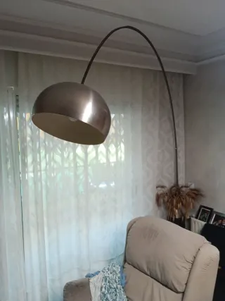 Lámpara de pie metálica con base de mármol