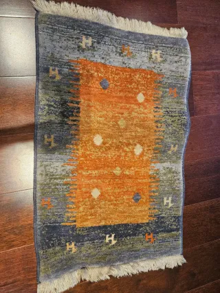 Alfombra de lana gris y naranja