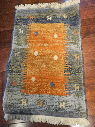 Alfombra de lana gris y naranja