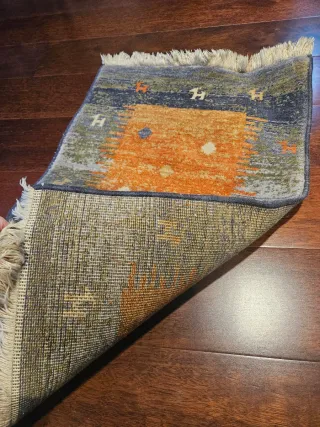 Alfombra de lana gris y naranja