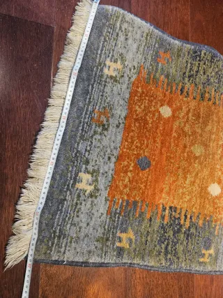 Alfombra de lana gris y naranja