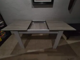 Mesa comedor extensible gris y blanca