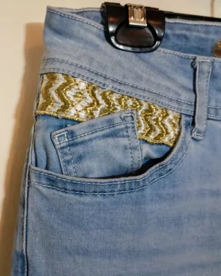 Pantalón vaquero Desigual bordado