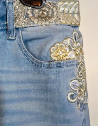 Pantalón vaquero Desigual bordado