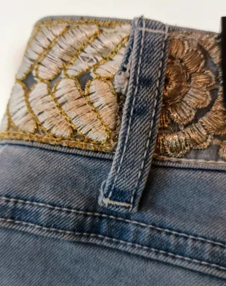 Pantalón vaquero Desigual bordado