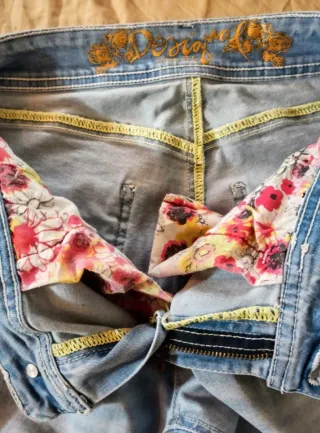 Pantalón vaquero Desigual bordado