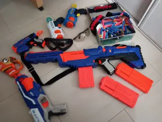 Lote pistolas Nerf y accesorios