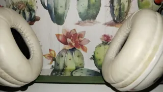 Auriculares blancos con detalles naranjas