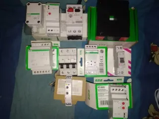 Materiale elettrico misto - 9 pezzi