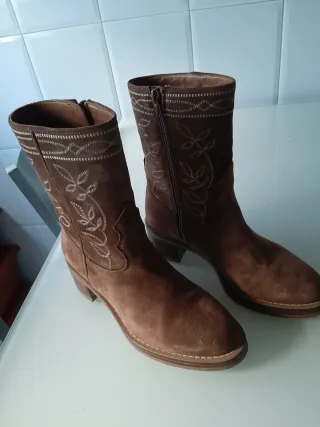 Botas Alpe serraje bordadas