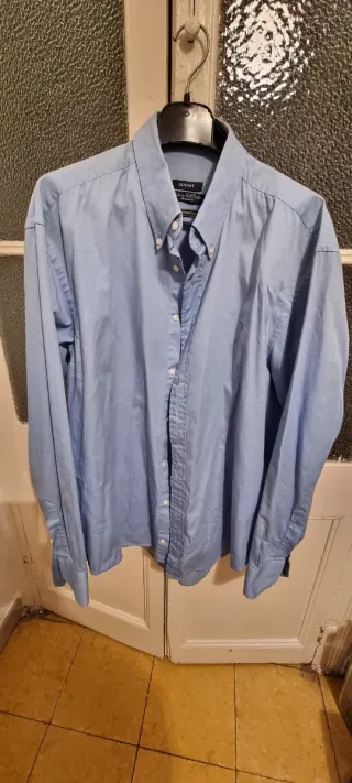 Camisa azul y blanca