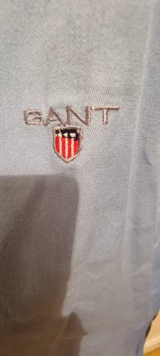 Camisa azul y blanca