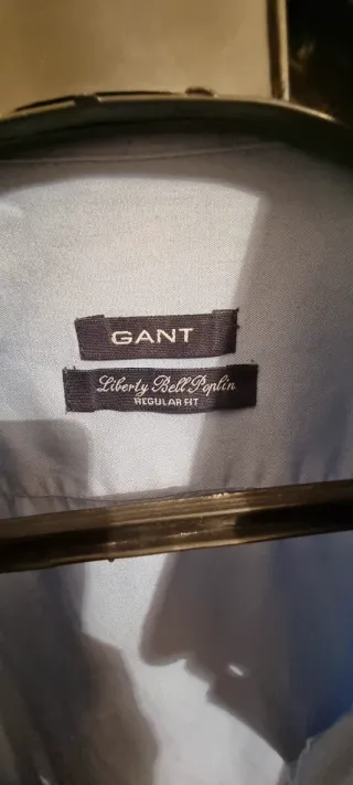 Camisa azul y blanca