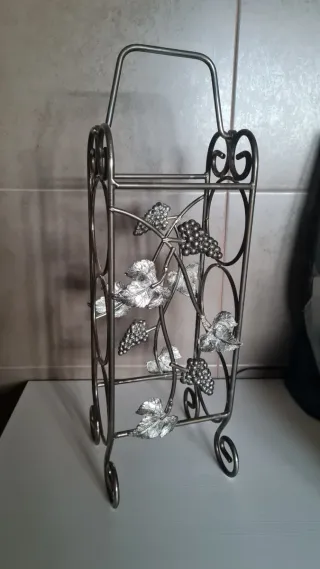 Portabottiglie in ferro con design di uve