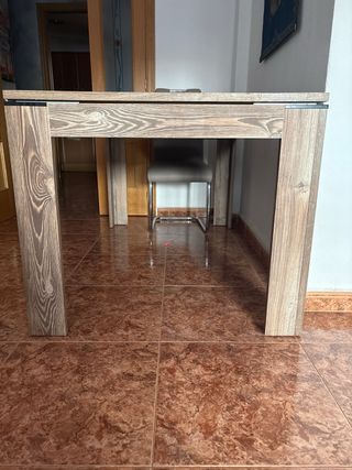 Mesa de comedor de madera, con pequeño desperfecto