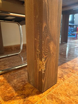 Mesa de comedor de madera, con pequeño desperfecto