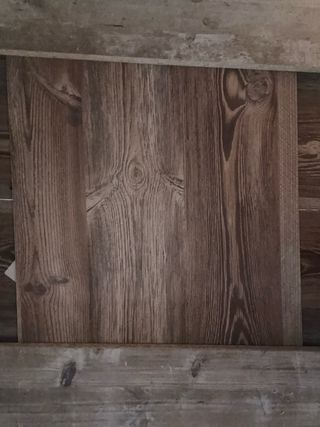 Mesa de comedor de madera, con pequeño desperfecto