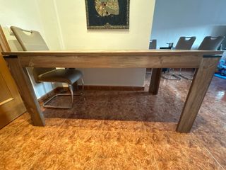 Mesa de comedor de madera, con pequeño desperfecto