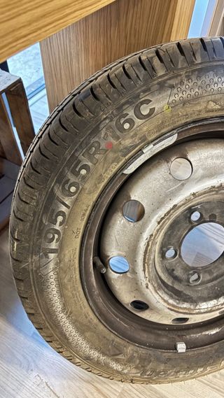 Neumatico y llanta    195/65 R16 C