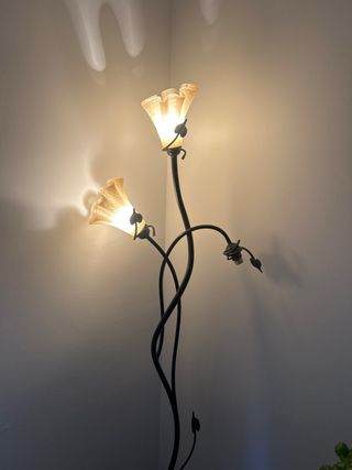 Lámpara de pie metal y cristal con flores