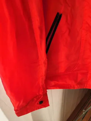 Chubasquero rojo con cremallera