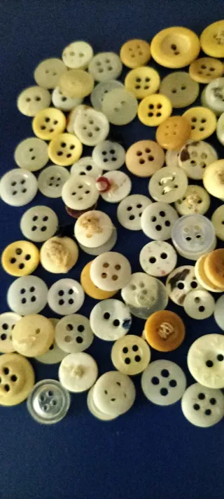 Lote de más de 100 botones antiguos