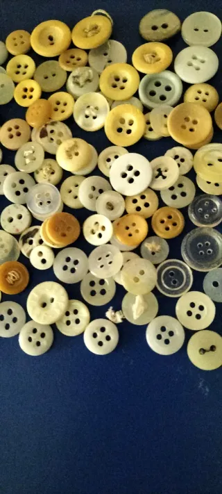 Lote de más de 100 botones antiguos