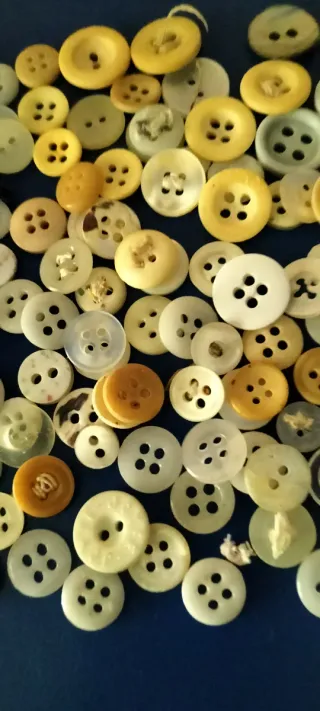 Lote de más de 100 botones antiguos