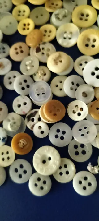 Lote de más de 100 botones antiguos