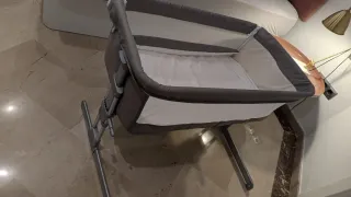 Cuna de bebé gris y blanca colecho