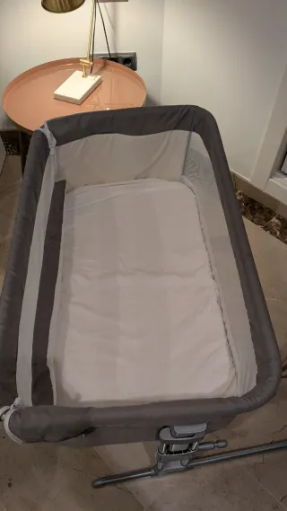 Cuna de bebé gris y blanca colecho