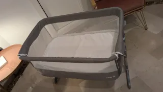 Cuna de bebé gris y blanca colecho