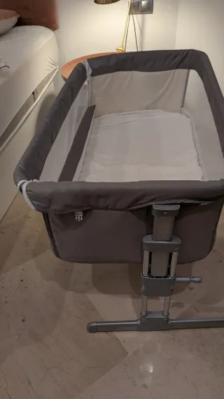 Cuna de bebé gris y blanca colecho