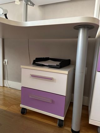 Escritorio infantil con estantería