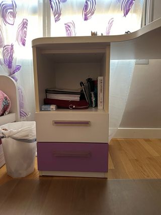 Escritorio infantil con estantería