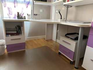 Escritorio infantil con estantería