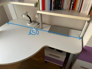 Escritorio infantil con estantería