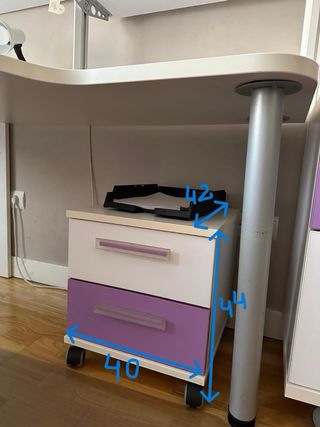 Escritorio infantil con estantería