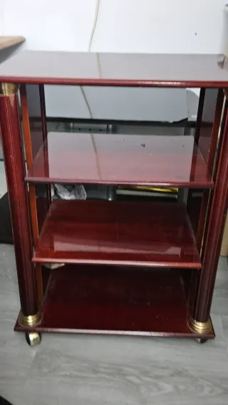 Mesa TV madera con ruedas