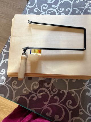 Tablero de madera y hojas de sierra