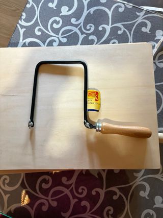 Tablero de madera y hojas de sierra