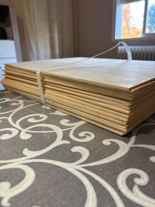 Tablero de madera y hojas de sierra