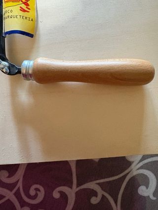 Tablero de madera y hojas de sierra